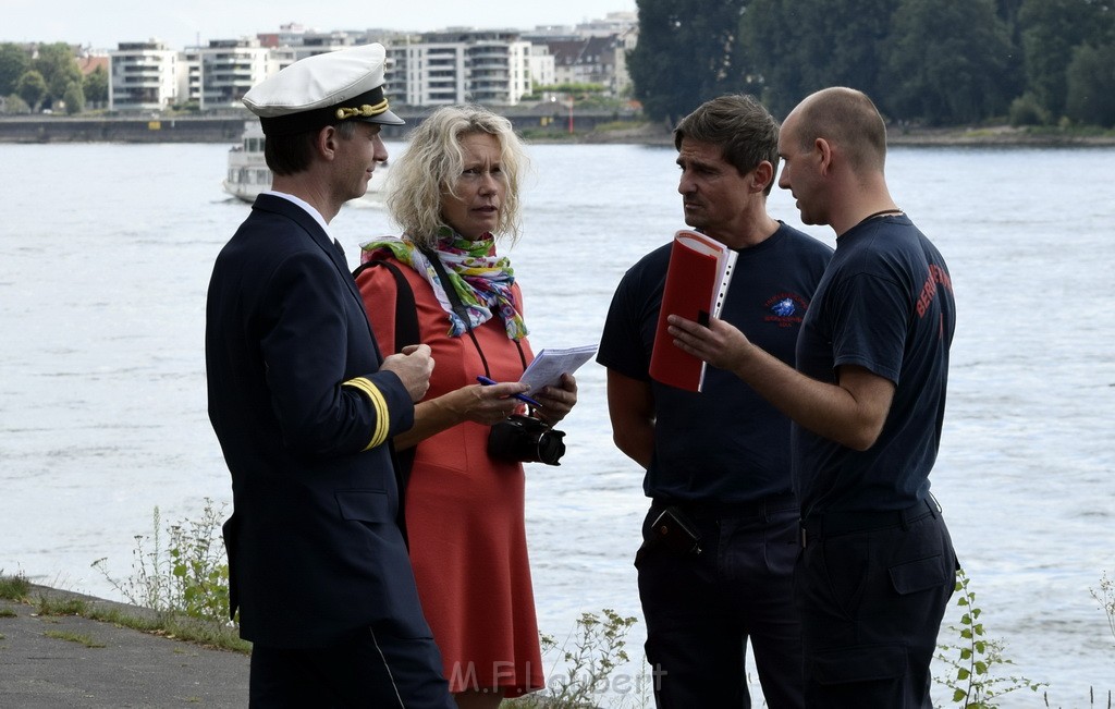 Uebung BF Taucher und Presse Koeln Zoobruecke Rhein P422.JPG - Miklos Laubert